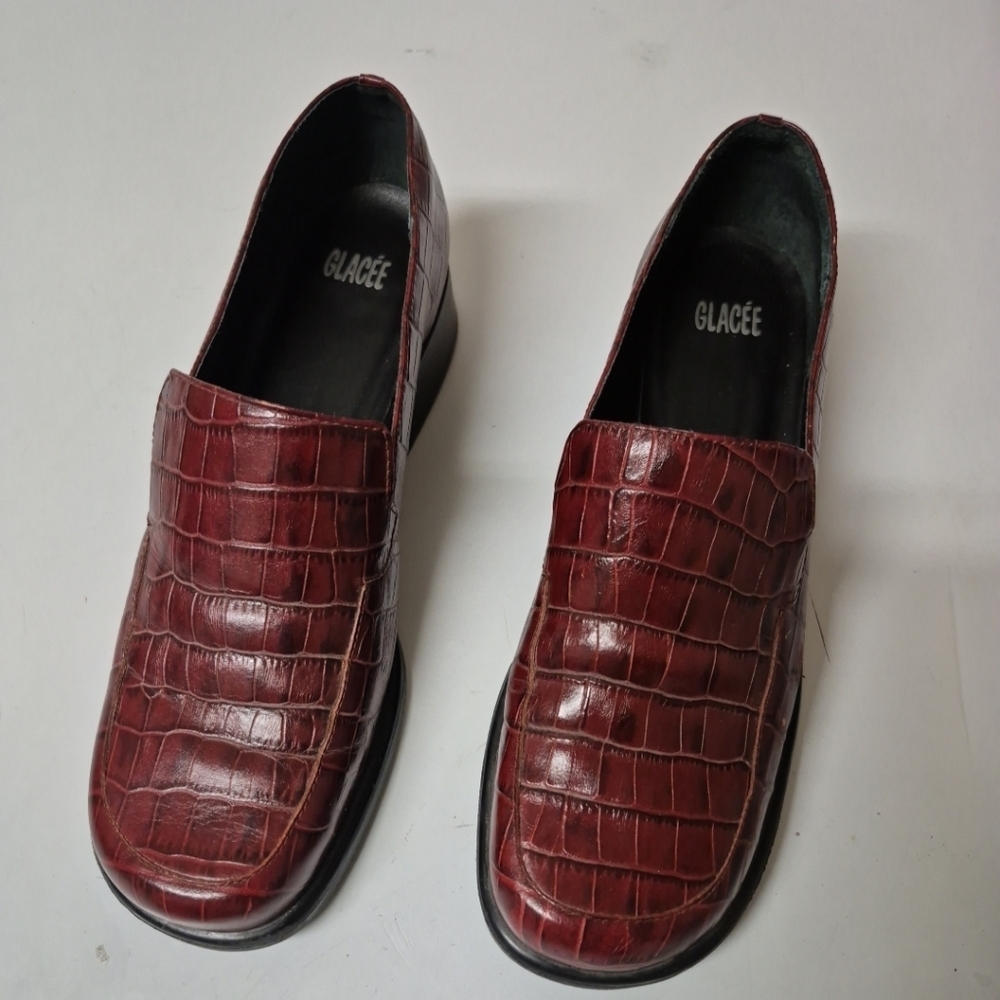 Women's Red Slip-On loafers with Rounded Toe and Crocodile Texture size 8.5M